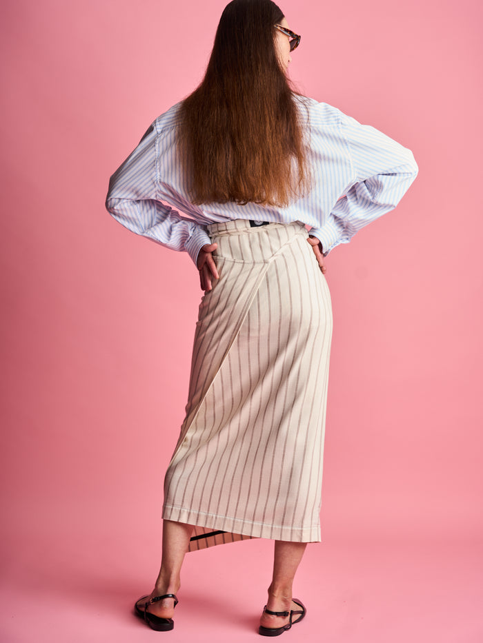 The Lucie Marquis ‘Rae Midi’, a timeless midi-length wrap skirt. An essential holiday item - this versatile piece, effortlessly transitions from day to night, making it ideal for all travel adventures. Whether lounging by the pool or exploring city life, the Rae Midi adds elegance to any ensemble.
