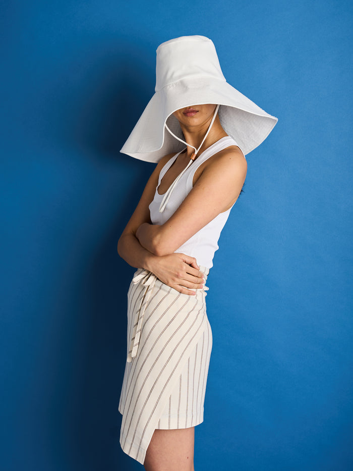 Introducing the 'Dylan Sunhat', where the iconic spirit of Bob Dylan meets the bold essence of Georgia O'Keeffe. This wide brimmed sun hat is the epitome of timeless style, with a subtle nod to the 70s and a touch of cowboy allure. Made from high-quality cotton twill, the Dylan Sunhat features heavy topstitching and a wooden block cord end – it's the perfect accessory to shield you from the sun.