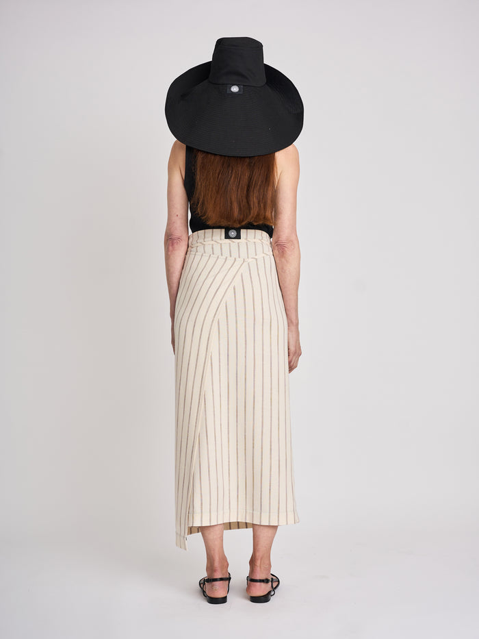 The Lucie Marquis ‘Rae Midi’, a timeless midi-length wrap skirt. An essential holiday item - this versatile piece, effortlessly transitions from day to night, making it ideal for all travel adventures. Whether lounging by the pool or exploring city life, the Rae Midi adds elegance to any ensemble.