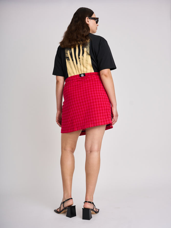 The Lucie Marquis 'Edie Mini Sarong', a versatile wrap skirt inspired by the iconic style of Edie Sedgwick from the swinging 60s. This mini sarong transitions effortlessly from day to night, making it ideal for all travel adventures - perfect for sun-kissed days at the beach or city evenings. Pair it with a tank top or t-shirt for a casual look, or dress it up with heels for a party-ready look.