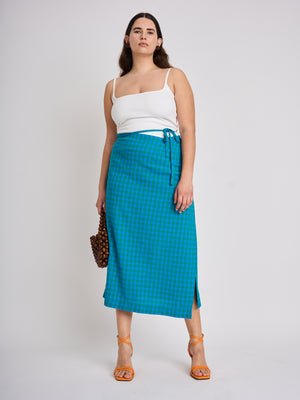 The Lucie Marquis ‘Rae Midi’, a timeless midi-length wrap skirt. An essential holiday item - this versatile piece, effortlessly transitions from day to night, making it ideal for all travel adventures. Whether lounging by the pool or exploring city life, the Rae Midi adds elegance to any ensemble.