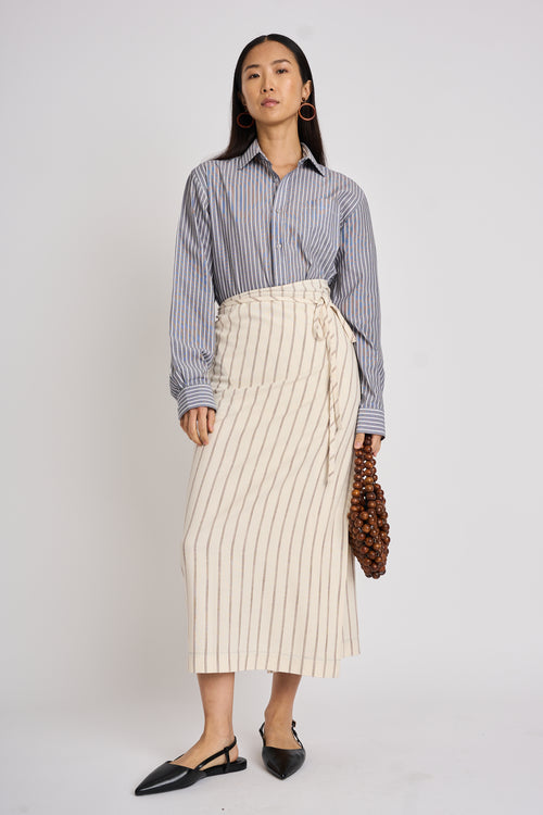 The Lucie Marquis ‘Rae Midi’, a timeless midi-length wrap skirt. An essential holiday item - this versatile piece, effortlessly transitions from day to night, making it ideal for all travel adventures. Whether lounging by the pool or exploring city life, the Rae Midi adds elegance to any ensemble.